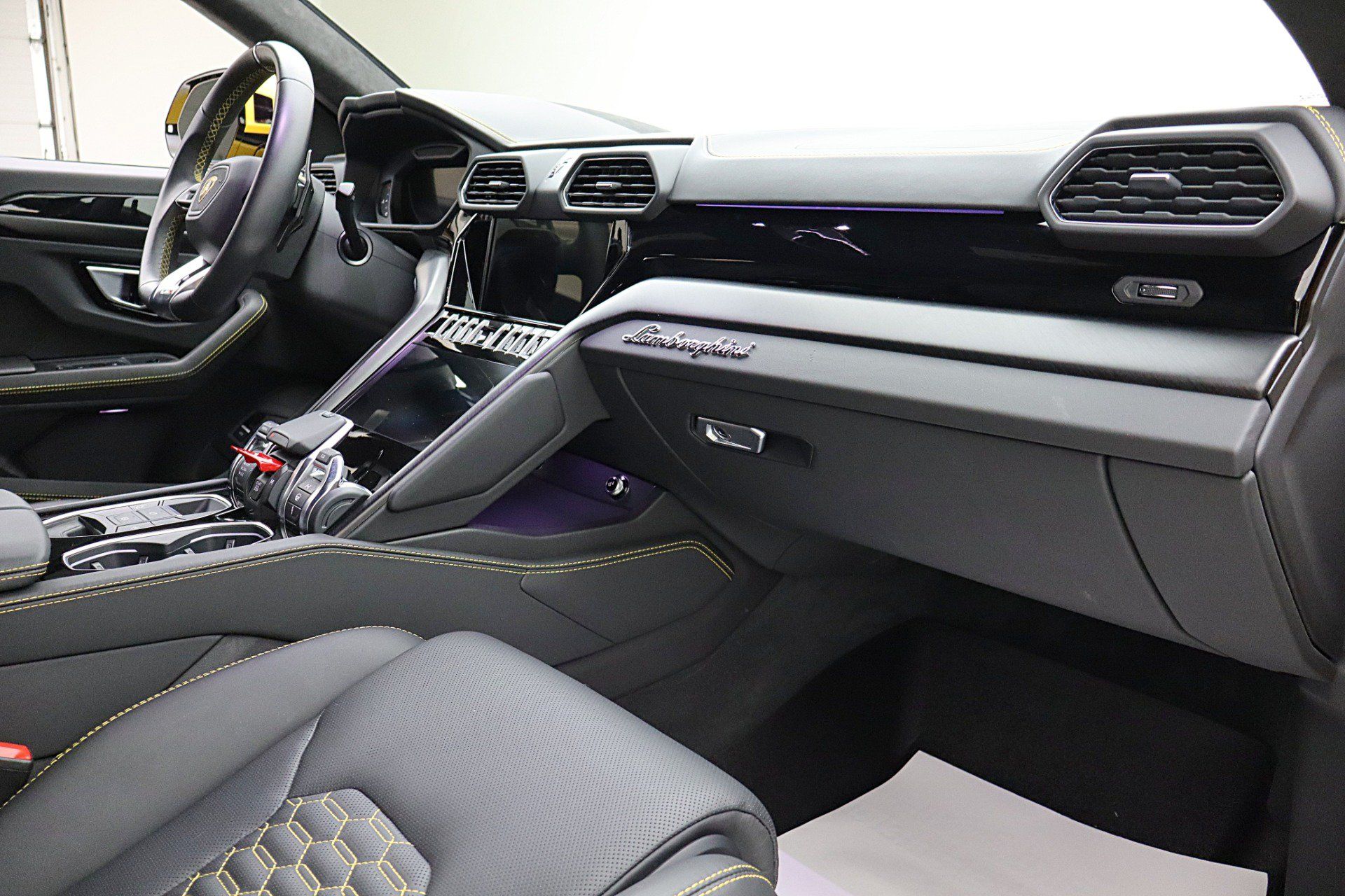 Used 2022 Lamborghini Urus AWD/4WD image 47