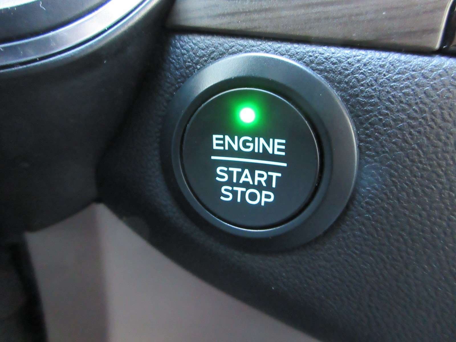 Used 2020 Ford Escape Titanium FWD image 38