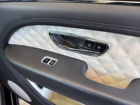 Certified 2022 Bentley Bentayga image 17