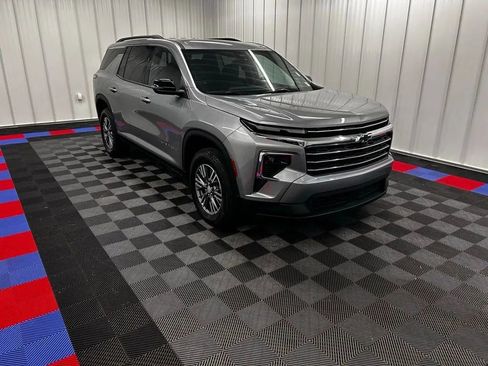 Used 2025 Chevrolet Traverse LT w/ LPO, Floor Liner Package image 2