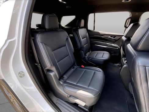 Used 2026 Chevrolet Traverse LT FWD image 18