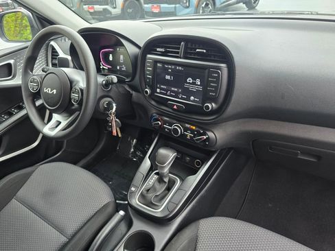 Used 2023 Kia Soul LX w/ LX Technology Package FWD image 11