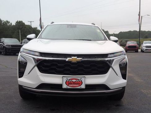 Used 2025 Chevrolet Trax LT w/ LT Convenience Package FWD image 7