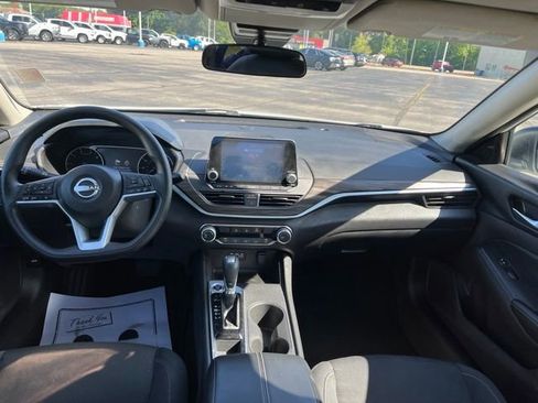 Used 2025 Nissan Altima 2.5 SV FWD image 17
