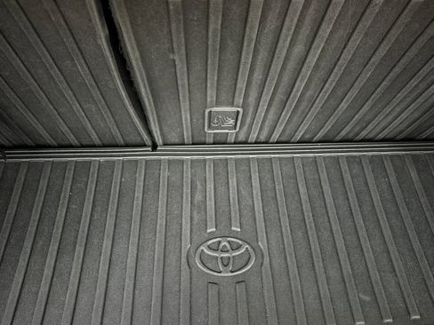 Used 2017 Toyota Highlander SE image 17