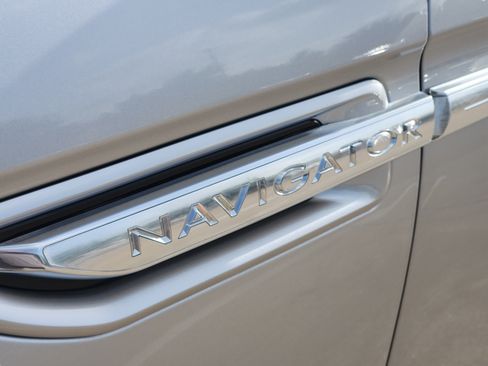 Used 2020 Lincoln Navigator L Reserve w/ Luxury Package RWD image 39