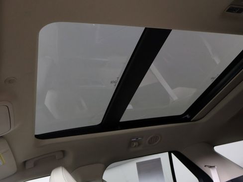 Used 2022 Ford Explorer XLT w/ Equipment Group 202A image 20