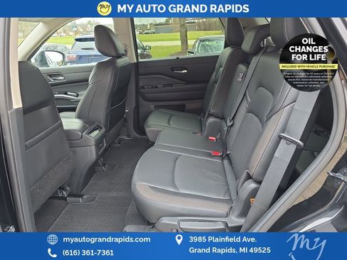 Used 2023 Nissan Pathfinder SL w/ Black Appearance Package AWD/4WD image 26