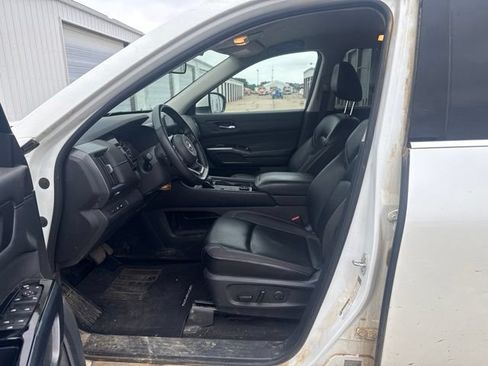Used 2023 Nissan Pathfinder SL AWD/4WD image 3