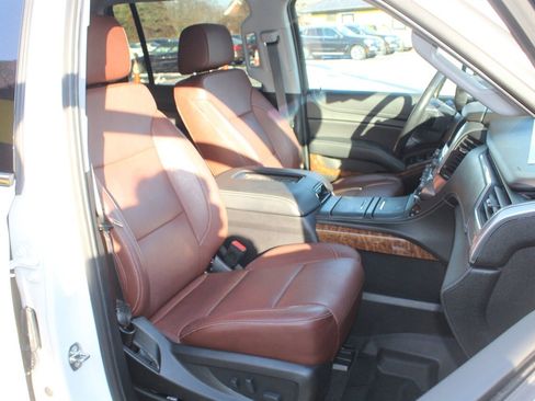 Used 2019 Chevrolet Suburban Premier w/ Premier Plus Edition image 17