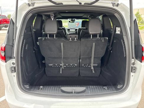 Used 2026 Chrysler Pacifica Limited FWD image 30