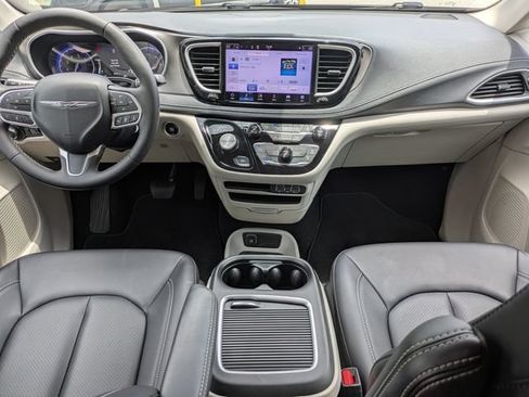 Used 2024 Chrysler Pacifica Touring-L AWD/4WD image 24