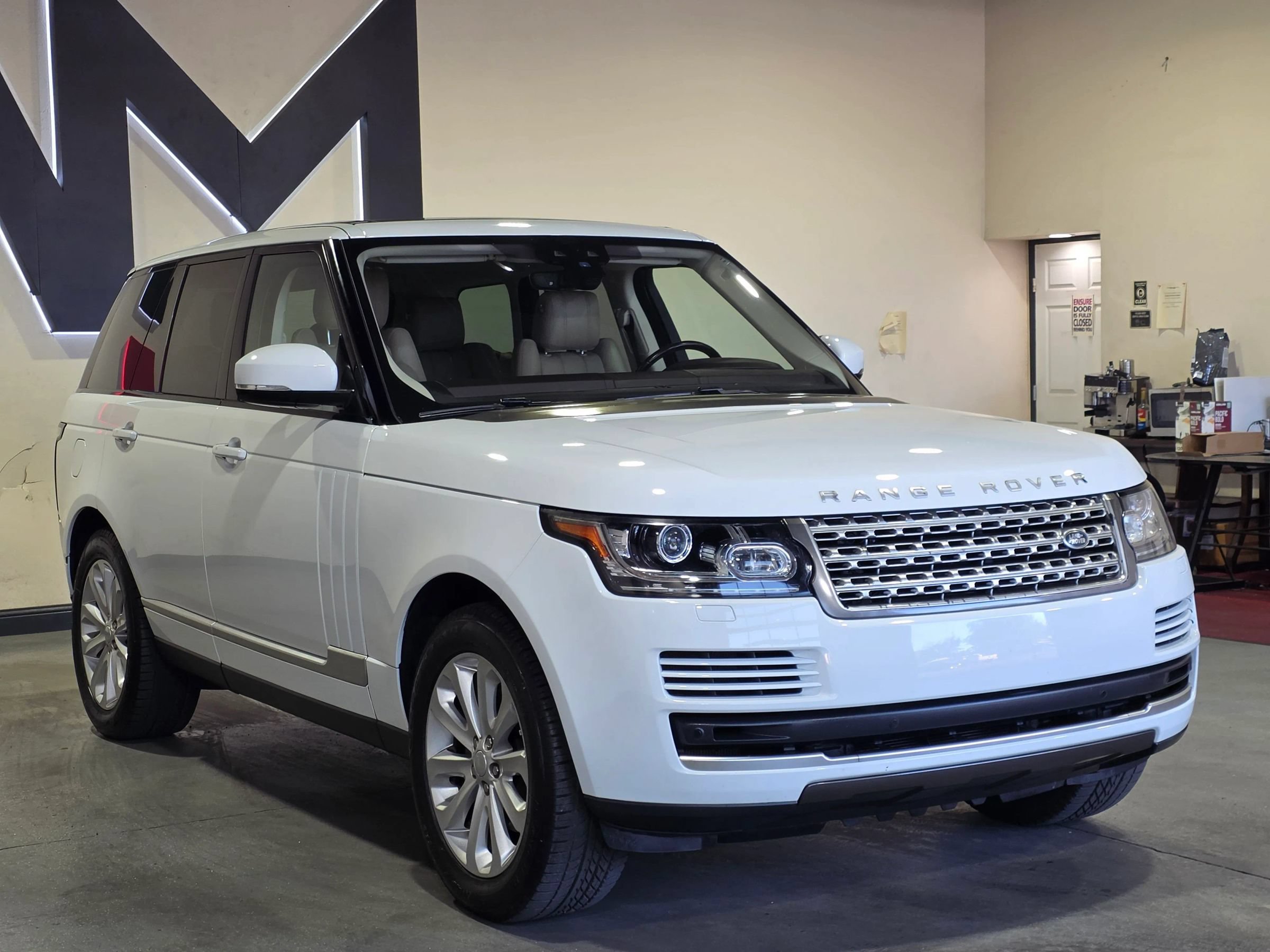 Used 2017 Land Rover Range Rover HSE AWD/4WD image 3