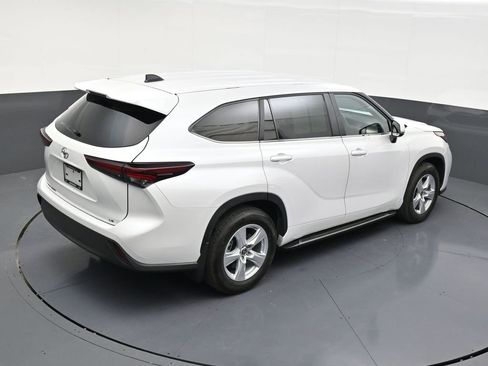 Used 2025 Toyota Highlander LE image 16