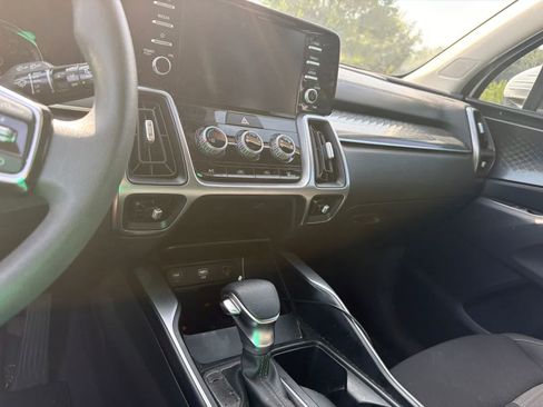 Used 2023 Kia Sorento LX FWD image 11