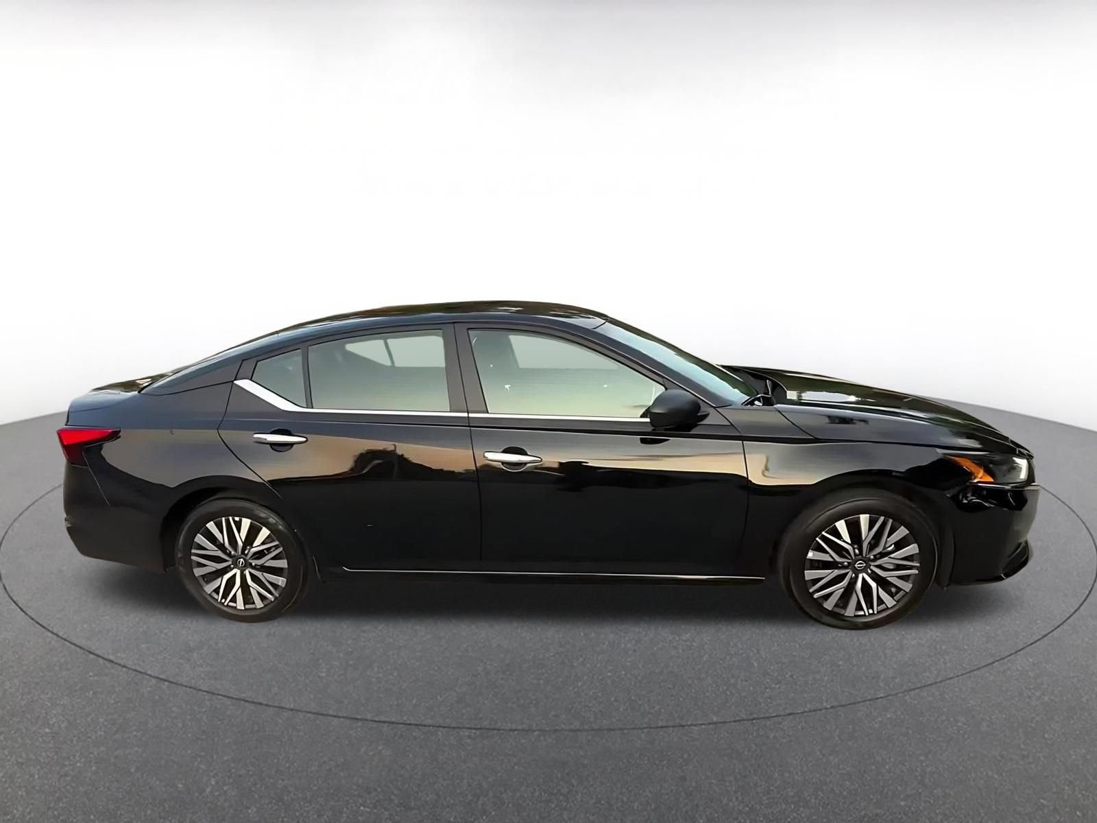 Used 2025 Nissan Altima 2.5 SV FWD image 15