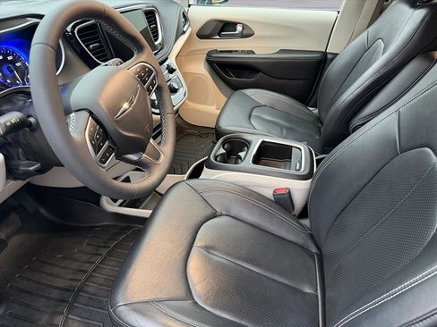 Used 2022 Chrysler Pacifica Touring-L image 11