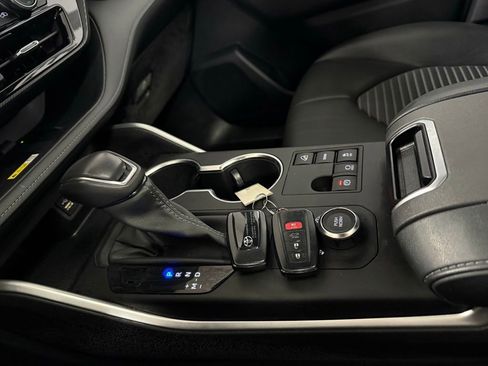 Used 2023 Toyota Highlander XSE image 16