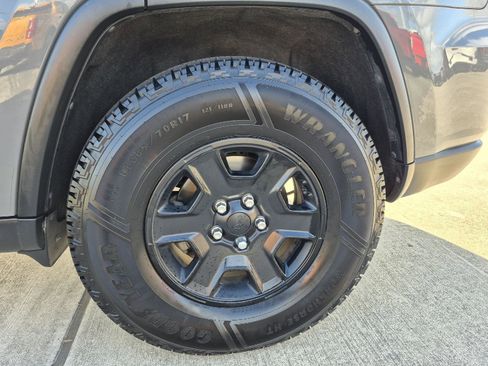 Used 2019 Jeep Grand Cherokee Laredo image 4