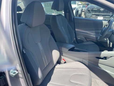 Used 2025 Hyundai Elantra SEL image 37