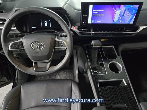 Used 2025 Toyota Sienna XLE Woodland Edition AWD/4WD image 17