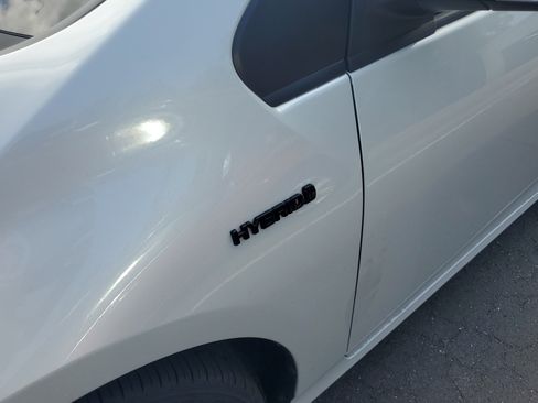 Certified 2021 Toyota Prius FWD image 5