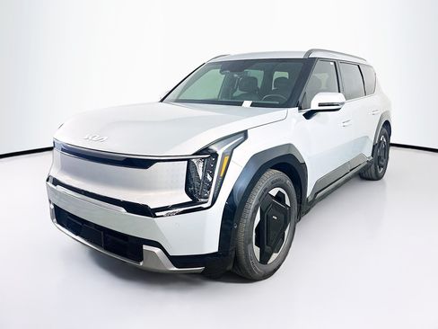 Used 2024 Kia EV9 Land AWD/4WD image 3