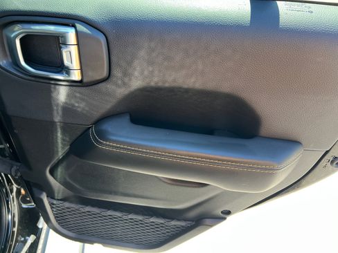 Used 2025 Jeep Wrangler Sahara image 16