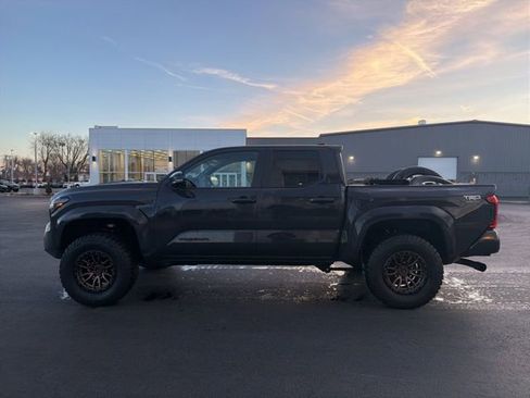 Used 2025 Toyota Tacoma TRD Sport w/ TRD Sport Premium Package image 4
