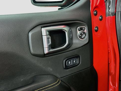 Used 2024 Jeep Wrangler Unlimited Sahara w/ Technology Group AWD/4WD image 18