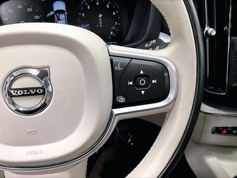 Used 2018 Volvo XC60 T5 Momentum w/ Vision Package image 25