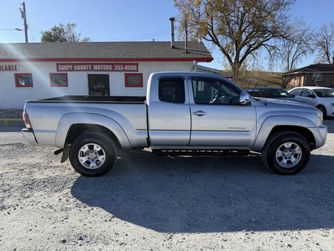 Used 2011 Toyota Tacoma 4x4 Access Cab image 2