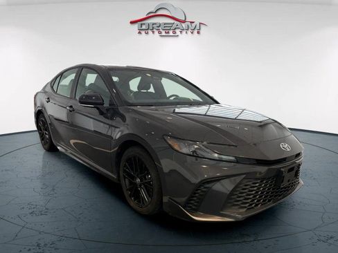 Used 2025 Toyota Camry SE FWD image 1