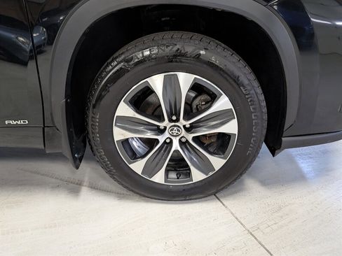 Used 2025 Toyota Highlander XLE image 12