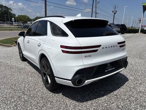 Used 2022 Genesis GV70 3.5T Sport w/ Sport Prestige Package AWD/4WD image 3