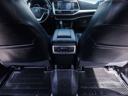 Used 2019 Toyota Highlander XLE AWD/4WD image 24