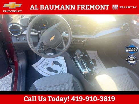 Used 2025 Chevrolet Trax LT FWD image 5
