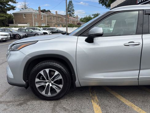 Used 2021 Toyota Highlander XLE AWD/4WD image 2