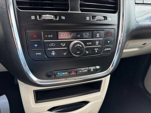 Used 2016 Chrysler Town & Country Touring w/ Driver Convenience Group FWD image 23