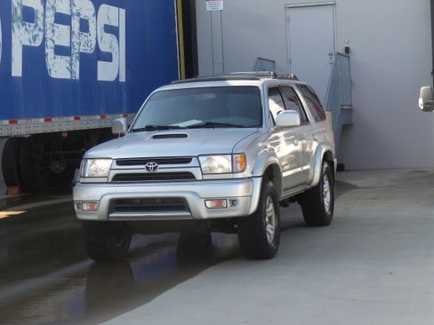 Used 2001 Toyota 4Runner SR5 image 2