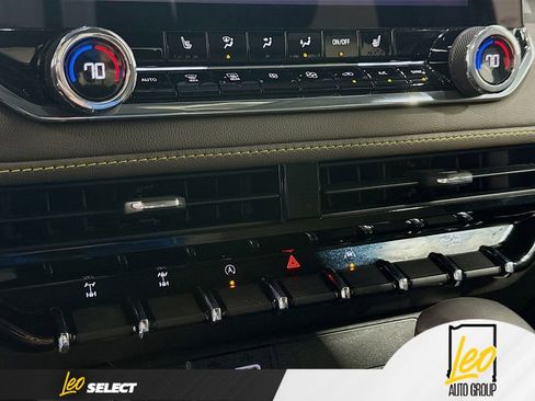 Used 2024 Chevrolet Colorado ZR2 w/ Technology Package image 16