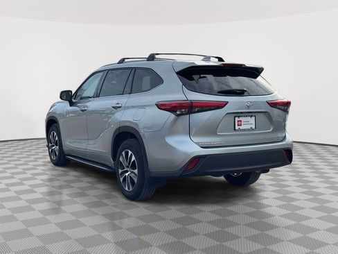 Used 2022 Toyota Highlander XLE image 5