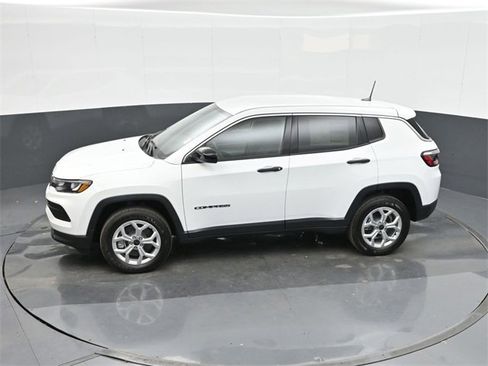 Used 2025 Jeep Compass Sport image 34