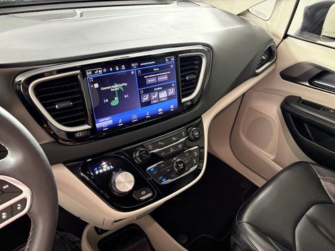Used 2023 Chrysler Pacifica Touring-L FWD image 35