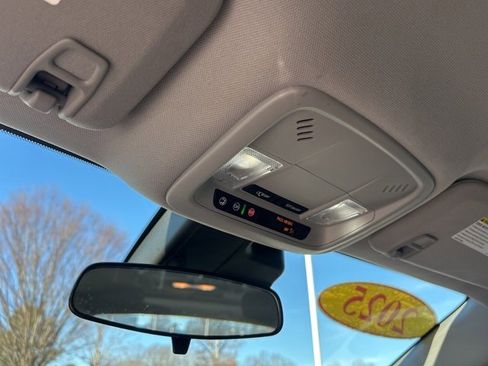 Used 2025 Chevrolet Malibu LT image 25