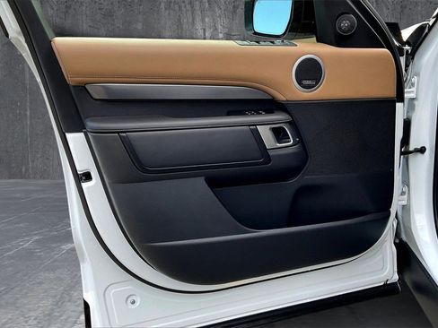 Used 2024 Land Rover Discovery Metropolitan Edition image 20