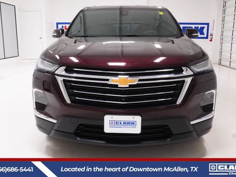 Used 2023 Chevrolet Traverse LT FWD image 2