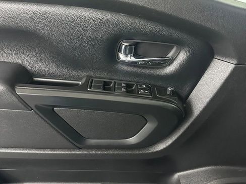 Used 2019 Nissan Titan SV w/ SV Convenience Package image 9
