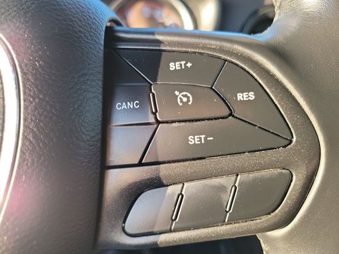 Used 2020 Dodge Challenger SXT image 6