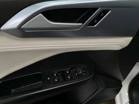 Used 2025 Volkswagen Taos SE image 28